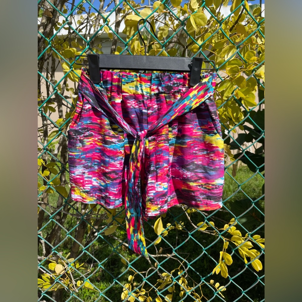 🛍 Colorful Shorts| Used  
$2.00 | Small

DM for more info 📩